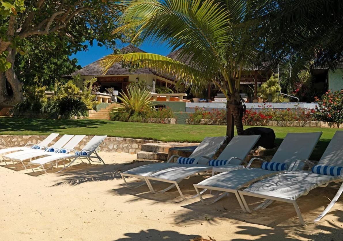 Amanoka Exclusive Villa With Private Beach & Gazebo Discovery Bay Exterior photo